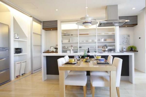 白を基調としオシャレな空間にまとまったダイニングキッチンの画像