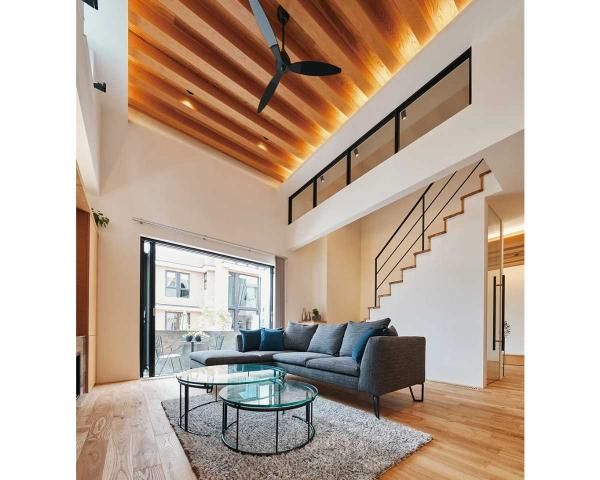 開放感抜群の家族がゆったりできる高天井のリビング
の画像