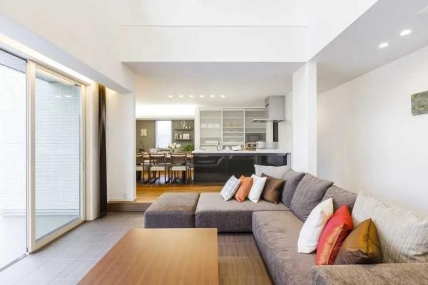 アキュラホームが得意とする効率的な動線が魅力のオープンキッチンの画像