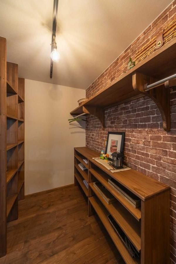 まるでオシャレな雑貨屋さんのようなオープンシェルフ付きWICの画像
