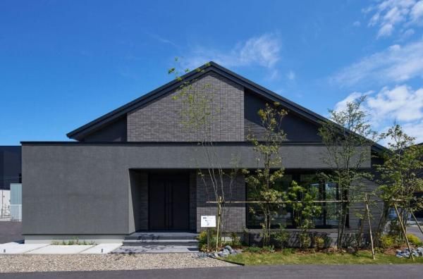 ダークカラー×大きな勾配屋根がオシャレな外観の画像