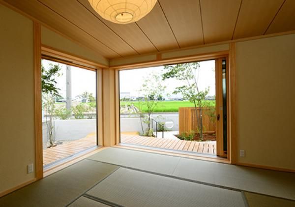 本物の自然素材が作り出す空間と四季を感じる庭の画像