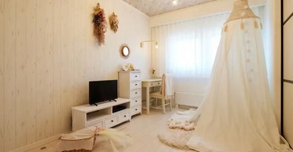 白を基調にした明るい子供部屋の画像