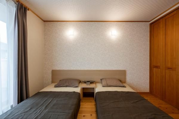 自然に包まれて眠る、やすらぎの寝室の画像