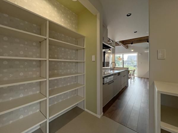 薪ストーブとガレージのある平屋_収納の画像
