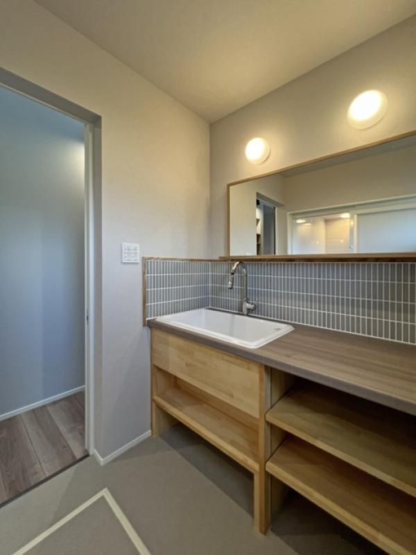 薪ストーブとガレージのある平屋_洗面の画像