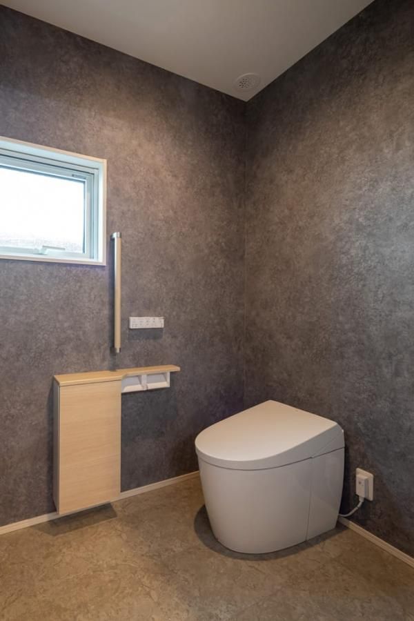 介助が必要になった場合も安心して使える、広さに余裕を持たせたトイレの画像