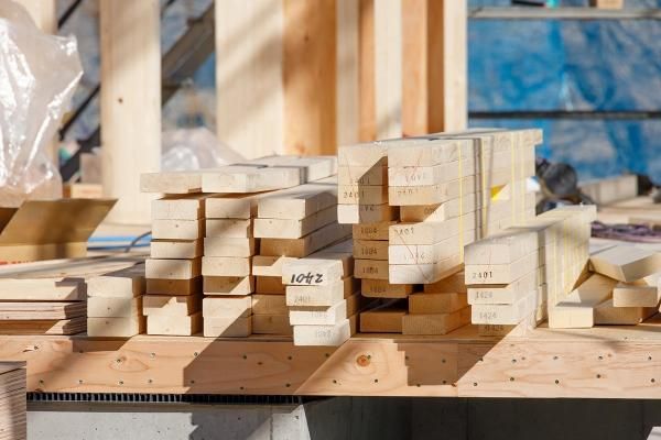 建築資材を共同でまとめて仕入れ・加工することで、材料費の大幅な削減を実現の画像