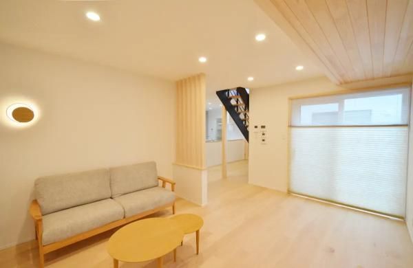 家族みんながくつろげる、木の温もりに包まれた心地よいリビング空間の画像