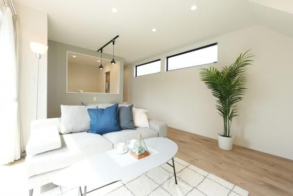 陽光に包まれるリビングの画像