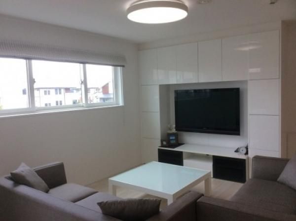 大きなテレビボードを備えたリビング。の画像