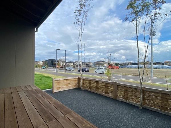 季節の変化を身近に感じられる、心地よいお庭の画像