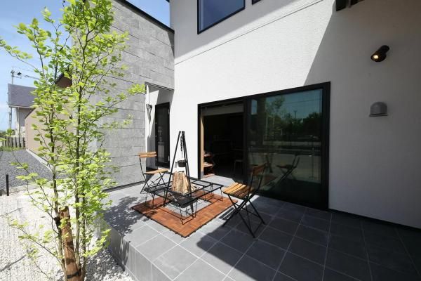 趣味室からそのまま外に出られる、開放的なテラスの画像