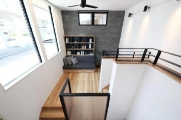 家族が集まる、小さな図書室のようなスキップフロアの画像