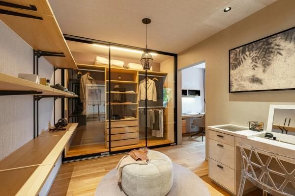 ショップのフィッティングルームを思わせる上質なクローゼットの画像