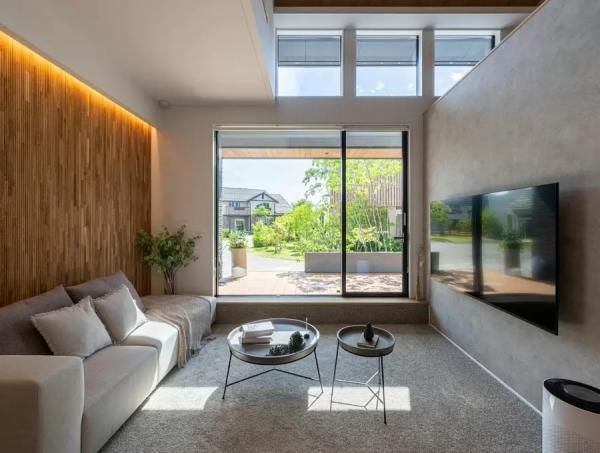 やわらかな開放感に包まれる、くつろぎのサンクンリビングの画像