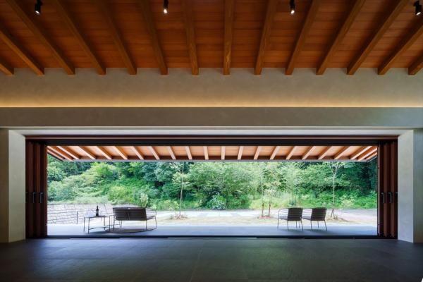 内と外をフラットにつなぐ大開口の画像