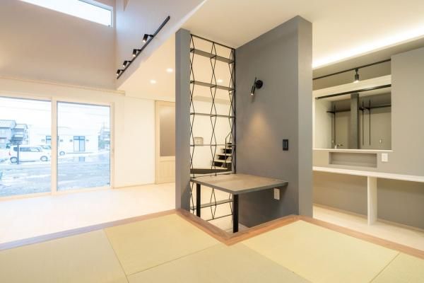 和の趣とモダンデザインが溶け合う和室の画像