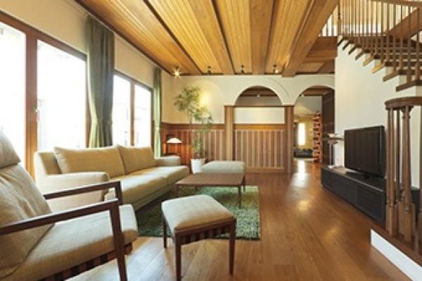 ワインが熟成するように、時間の積み重ねが無垢材に風合いと品格を与える。の画像