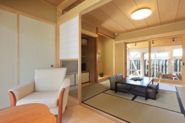 陽だまりの広縁からドッグスペースへとつながる、開放感あふれる贅沢な空間。の画像