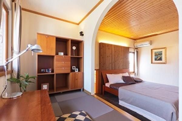 仕事も趣味も愉しむ大人のために、主寝室に書斎を設けたプラスアルファの空間。の画像