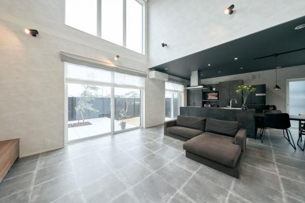 吹き抜けとFIX窓で叶える明るく開放的なリビングの画像