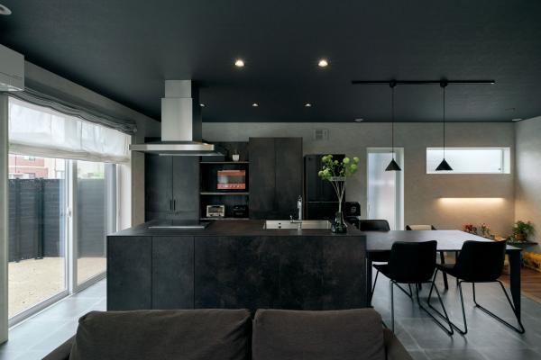 モノトーンで魅せる洗練されたダイニングキッチンの画像