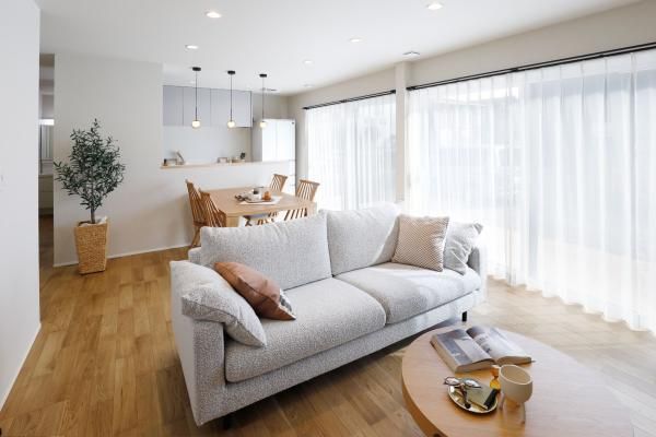 家族の時間がゆるやかにつながる開放的なリビング・ダイニング・キッチンの画像