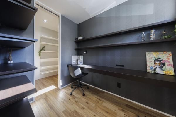 シックで落ち着きのある、多機能書斎の画像