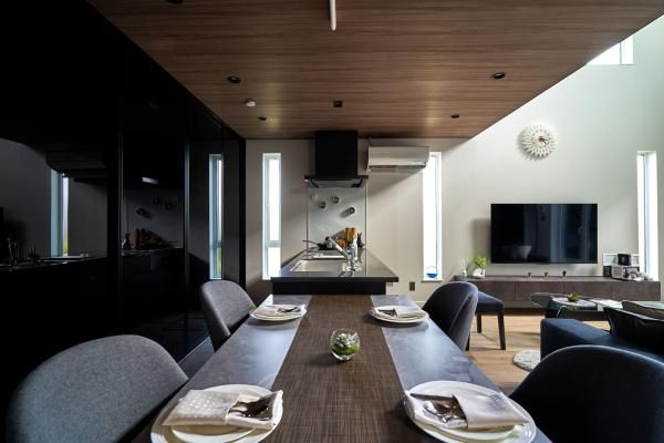 洗練された都会の落ち着きを感じさせる空間の画像