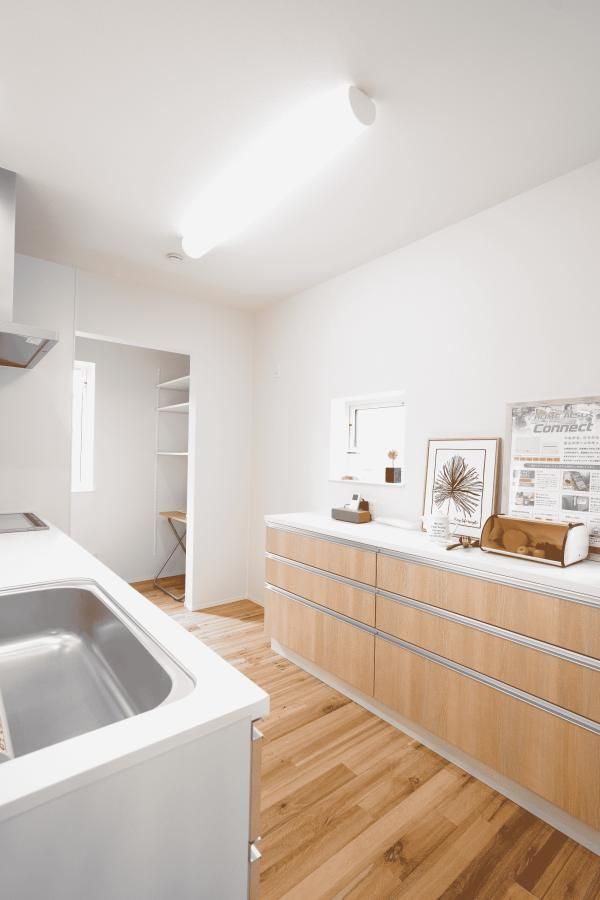 ゆとりあるキッチンとパントリーで、料理がもっと快適にの画像