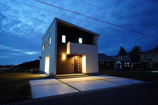 非日常へと誘う、洗練されたエントランスの画像