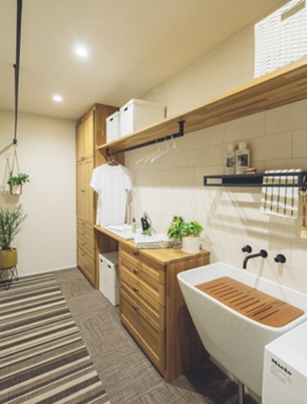 家事効率を高める、ランドリールーム兼脱衣室の画像