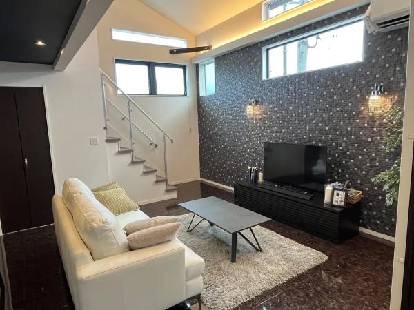 吹抜け・勾配天井を採用した、広がりを感じる空間の画像