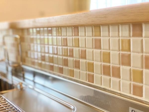 空間にやさしい彩りを添える、愛らしいキッチンタイルの画像