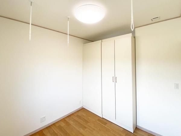 キャスターで移動できるクローゼットにより、使い方の幅が広がりますの画像