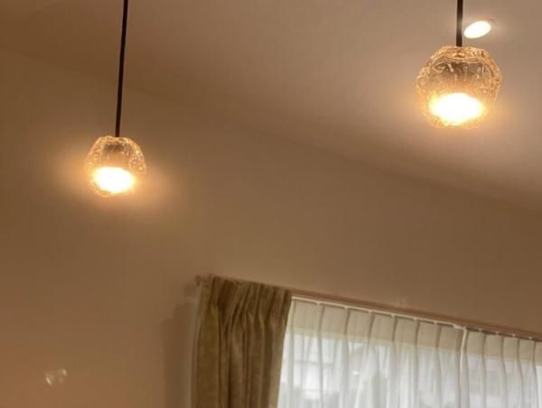 あたたかみのある光で包み込む、ダイニング照明の画像