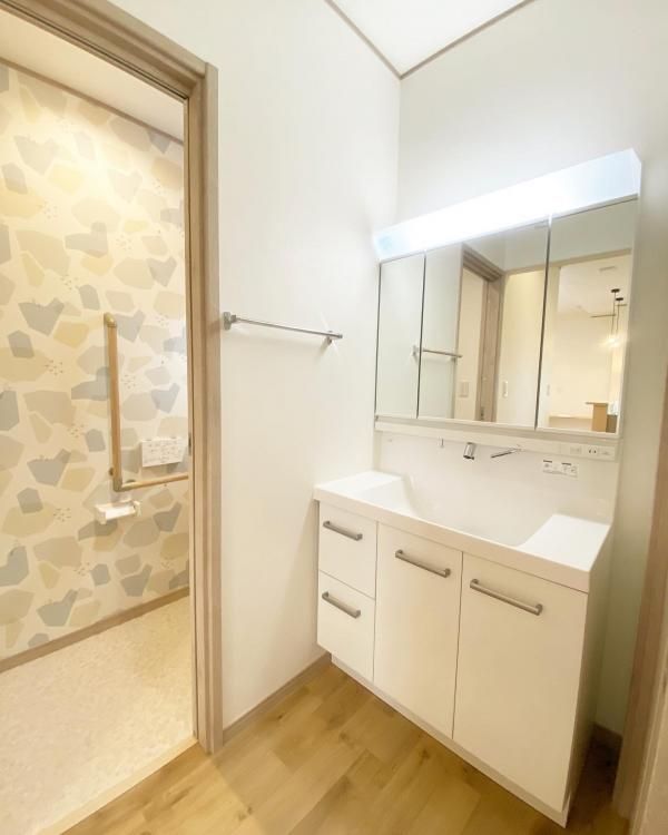 トイレと脱衣室の間に洗面台を配置し、家族が使いやすい設計としていますの画像