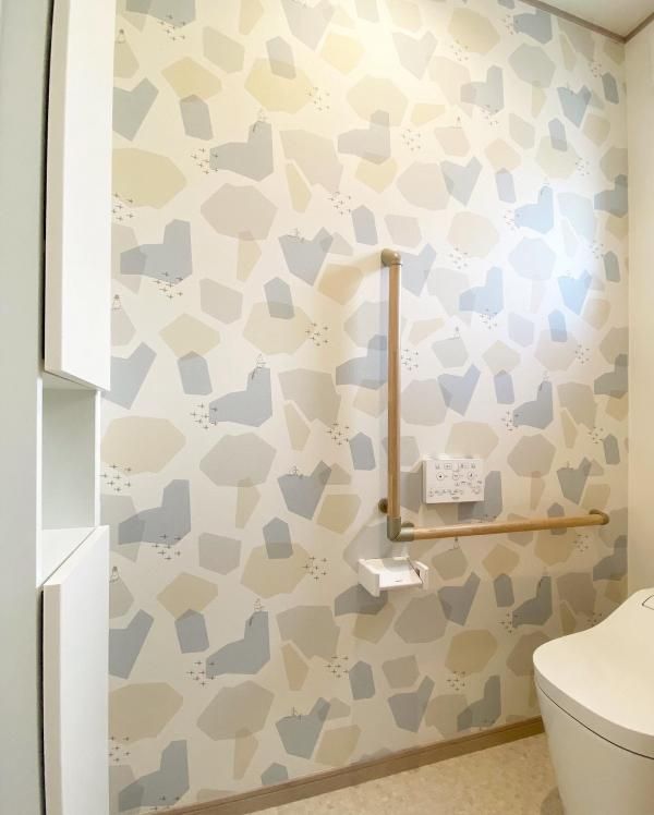 埋込収納棚付きで、空間を有効活用したトイレの画像