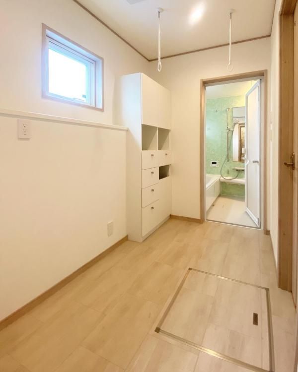 造り付け収納と物干しを配置し、洗濯動線に配慮した脱衣室の画像