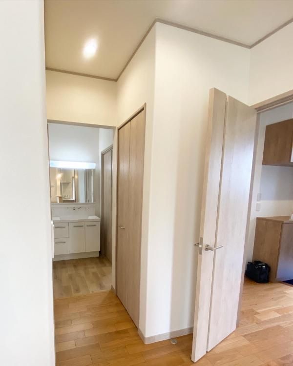 玄関からそのまま脱衣室へ向かえる動線を確保していますの画像