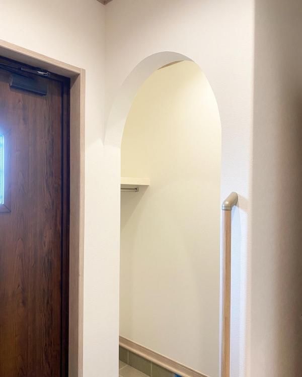 土間収納を備えた、すっきりとした玄関の画像