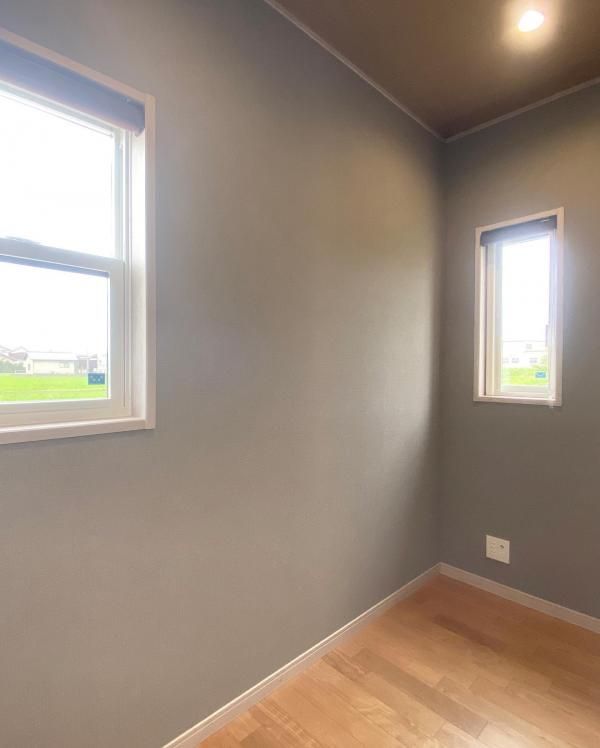 落ち着いて集中できる、コンパクトな書斎スペースの画像