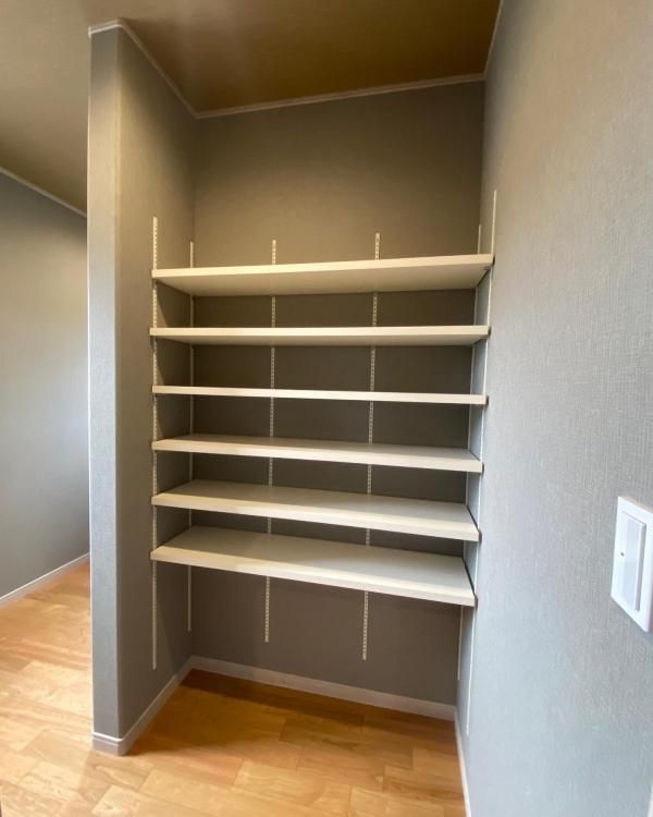 本棚を設け、趣味や仕事に使いやすい書斎としていますの画像