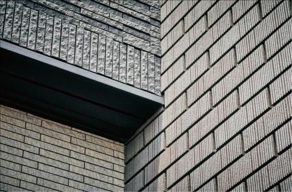 一枚ごとに異なる質感が、住まいの表情をより豊かに演出の画像