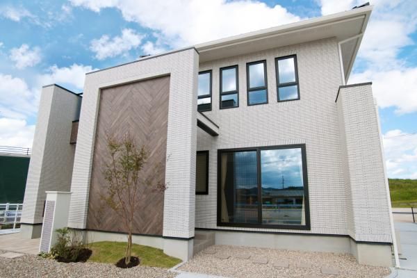 外壁ヘリンボーン木目タイルがおしゃれな家