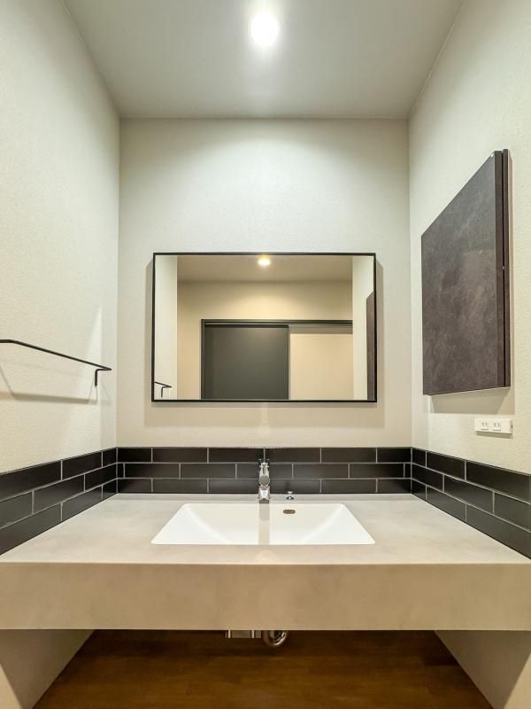 静けさをまとった、ホテルライクな洗面の画像