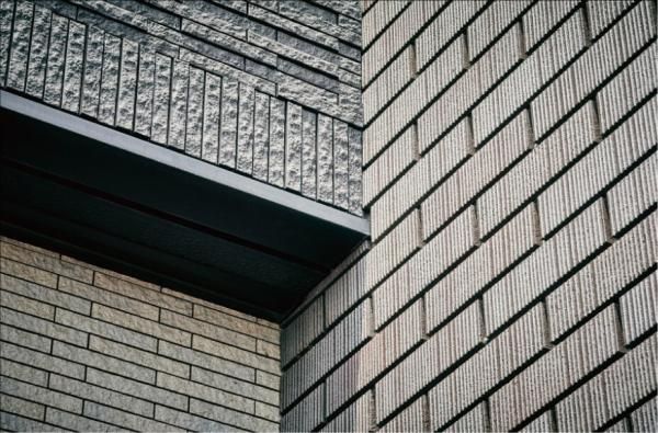 一枚ごとに異なる質感が、住まいの表情をより豊かに演出の画像