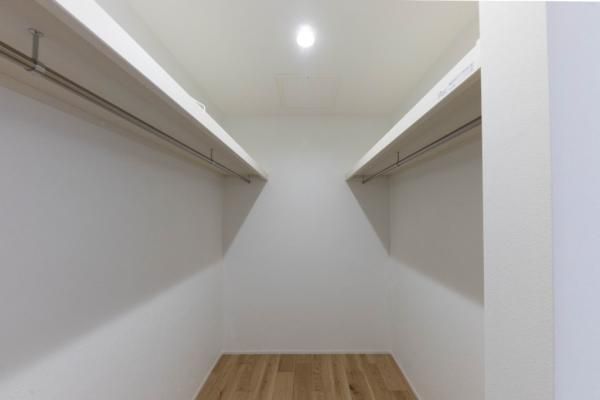 ホールから自由に利用できる収納スペースの画像