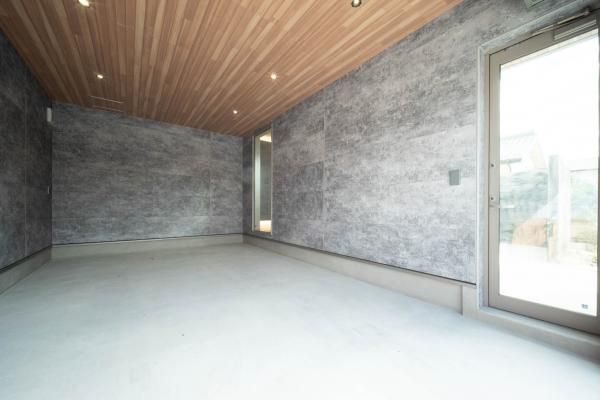 素材感を楽しむ、多目的のインナーガレージの画像